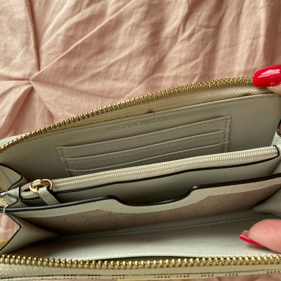 Michael Kors zip around wallet - Picture 3 of 3